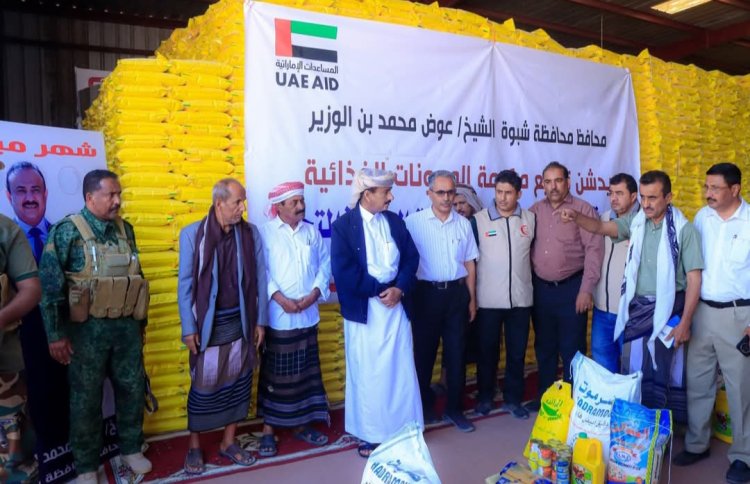 رئيس تنفيذية انتقالي شبوة يشارك في توزيع السلال الغذائية المقدمة من الهلال الأحمر الإماراتي