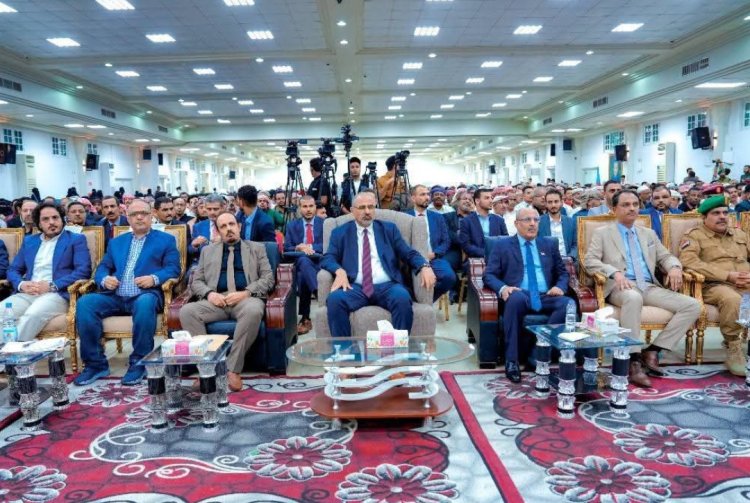 الرئيس الزُبيدي يعقد لقاءً موسعًا بمختلف شرائح وفئات المجتمع الحضرمي