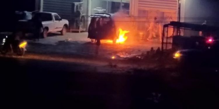 الدفاع المدني بشبوة ينجح في إخماد حريق سيارة على الخط الدولي بمدينة عتق