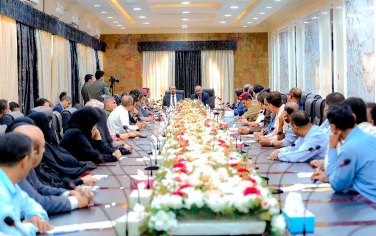 الرئيس الزُبيدي يرأس اجتماعًا للمكتب التنفيذي لمحافظة حضرموت