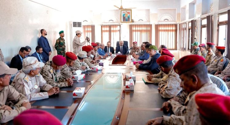 الرئيس الزُبيدي يتفقد سير العمل بقيادة المنطقة العسكرية الثانية ويشيد بجهودها في حفظ أمن واستقرار حضرموت