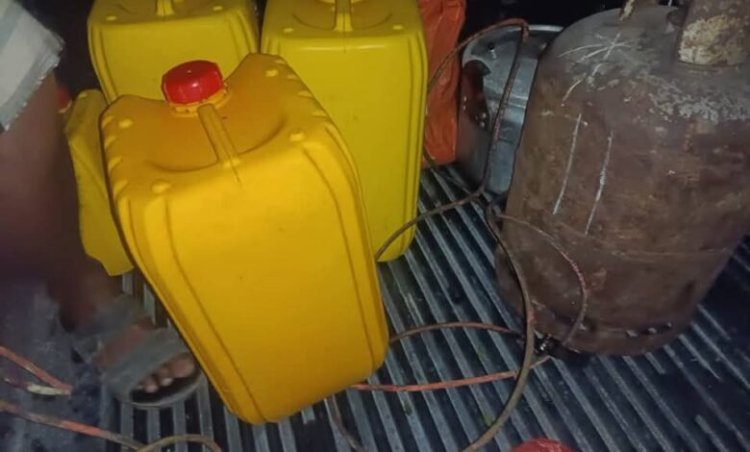 الأجهزة الأمنية بالمكلا تضبط مصنع لإنتاج الخمر البلدي