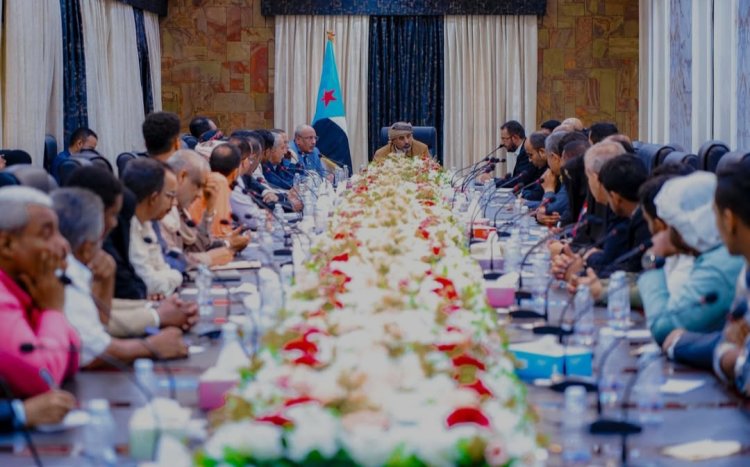 الرئيس الزُبيدي يرأس اجتماعًا لهيئات المجلس الانتقالي بمحافظة حضرموت