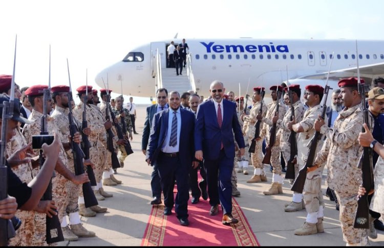 الرئيس الزُبيدي يصل أرخبيل سقطرى لتفقد أوضاع المحافظة