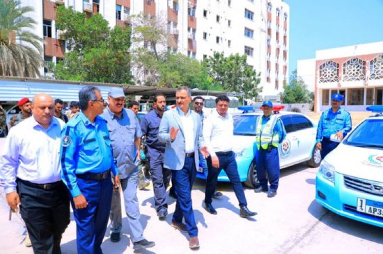 شرطة السير في عدن تتسلم 6 سيارات و20 دراجة نارية جديدة
