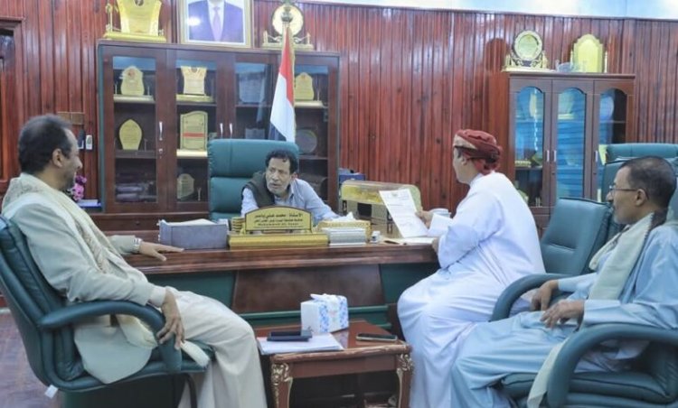 المحافظ “بن ياسر” يلتقي قائد حرس الحدود بالمهرة ويشيد بجهودهم في الحد من التهريب