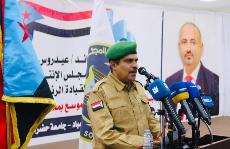 انتقالي حضرموت يشيد بزيارة الرئيس الزُبيدي للمحافظة ويؤكد وقوفه إلى جانب المواطنين