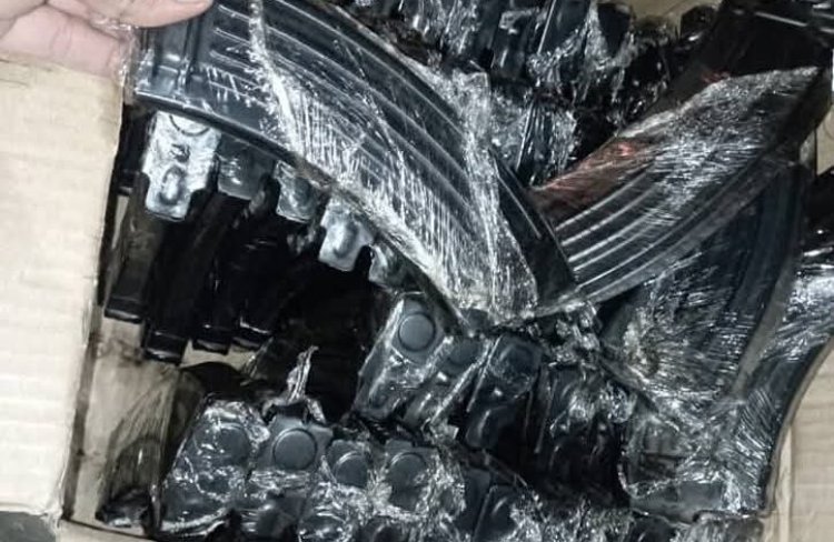 البحث الجنائي بشبوة يضبط 4 متهمين اثناء محاولة تهريب 43 كرتونًا من مخازن الذخيرة بمدينة عتق