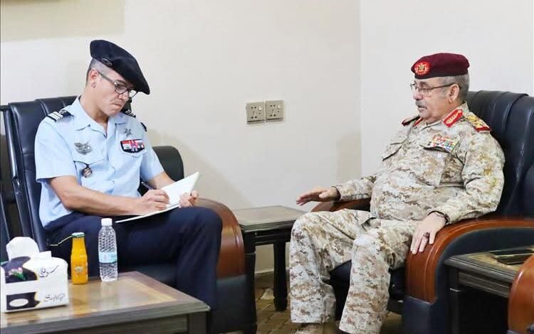 رئيس هيئة الاستخبارات بوزارة الدفاع يناقش مع الملحق العسكري الفرنسي المستجدات العسكرية والتعاون الأمني والاستخباراتي