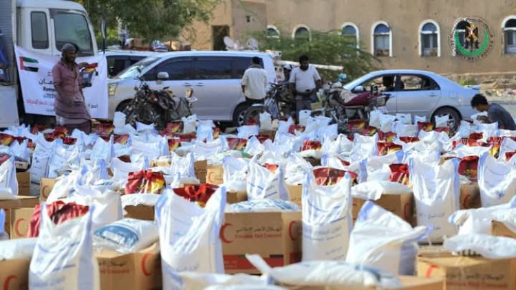 الهلال الأحمر الإماراتي يواصل توزيع السلال الغذائية لأسر شهداء أبين.