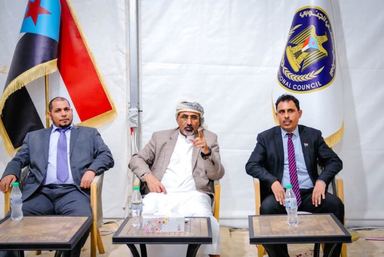 الرئيس الزُبيدي يعقد اجتماعًا بالهيئة التنفيذية لانتقالي محافظة أرخبيل سقطرى