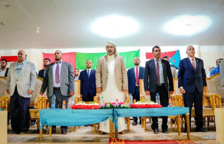 الرئيس الزُبيدي يشهد المهرجان الجماهيري الحاشد الذي أقامته السلطة المحلية في سقطرى احتفاءً بزيارته التاريخية للمحافظة