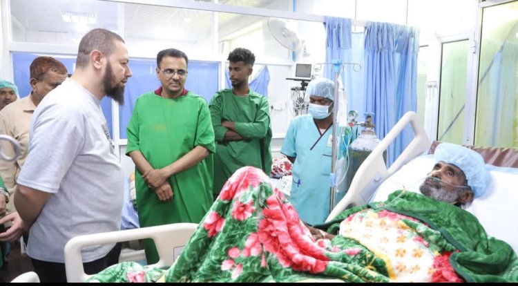 الأمين العام لمحلي حضرموت يطمئن على صحة الشاعر المعروف والنجم الرياضي عبدالله مقادح