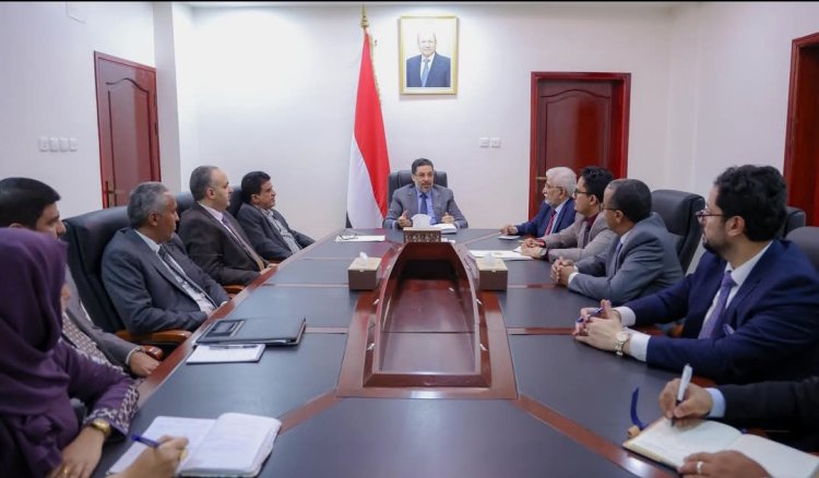 رئيس الوزراء يرأس اجتماعاً مشتركاً لقيادة البنك المركزي ووزارتي المالية والنفط