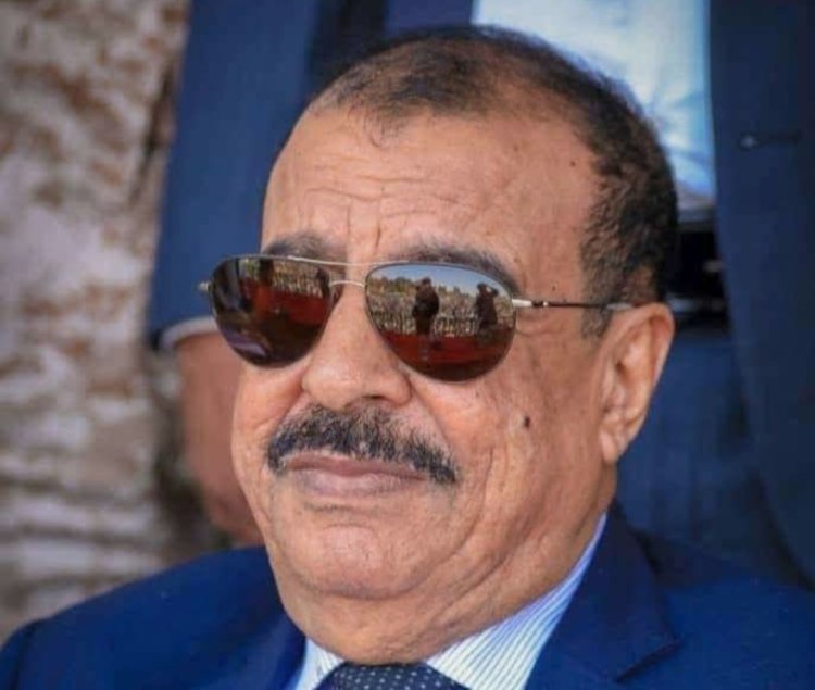 اللواء بن بريك يُعزّي اللواء حسان حسين علي بوفاة أخيه