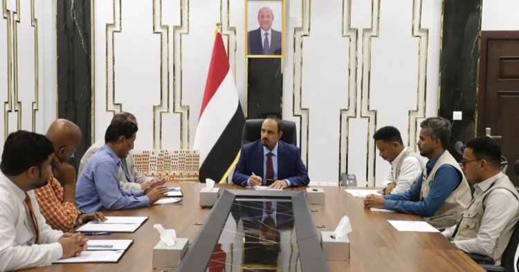 محافظ حضرموت يرعى توقيع اتفاقيات لتشغيل وتركيب منظومات طاقة شمسية لمرافق صحية بمدينة المكلا