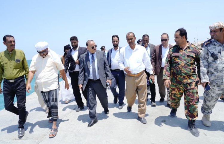 وزير النقل يتفقد سير العمل في ميناء سقطرى القديم (حولاف)