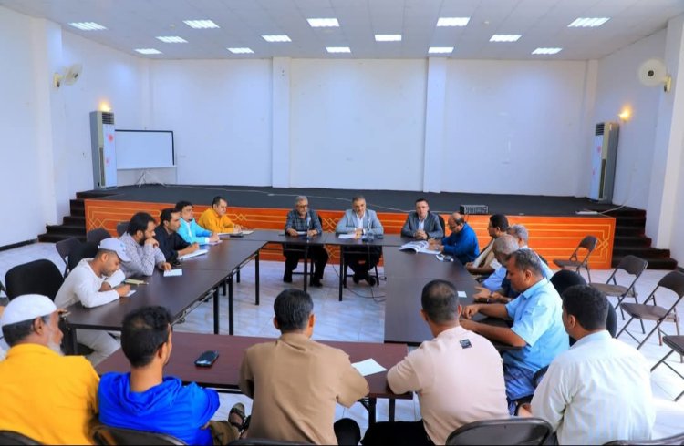 وزير الدولة محافظ عدن يطلع على سير عمل صندوق النظافة والتحسين