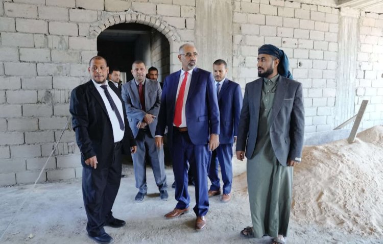 الرئيس الزُبيدي يتفقد أعمال التشطيبات في المجمع الحكومي بمحافظة أرخبيل سقطرى