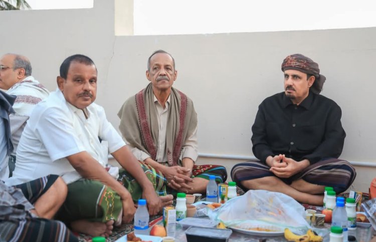 قائد المنطقة العسكرية الثانية يقيم مأدبة إفطار وأمسية رمضانية بحضور محافظ حضرموت رئيس اللجنة الأمنية والقضاة وقيادات عسكرية وأمنية