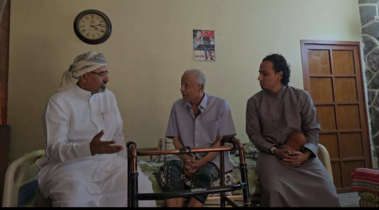 الرئيس الزُبيدي يطمئن على صحة المناضل اللواء أحمد سالم عبيد