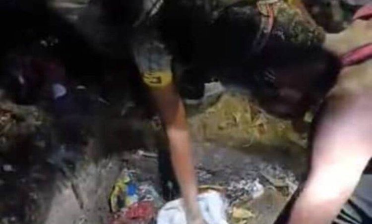 خورمكسر تواصل العمل على تصفية مناهل الصرف الصحي بأحياء المديرية