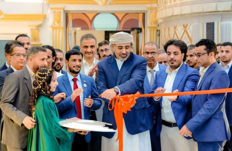 الرئيس الزُبيدي يفتتح معرض "إمارات الأمجاد في أرض الأجداد" بالعاصمة عدن