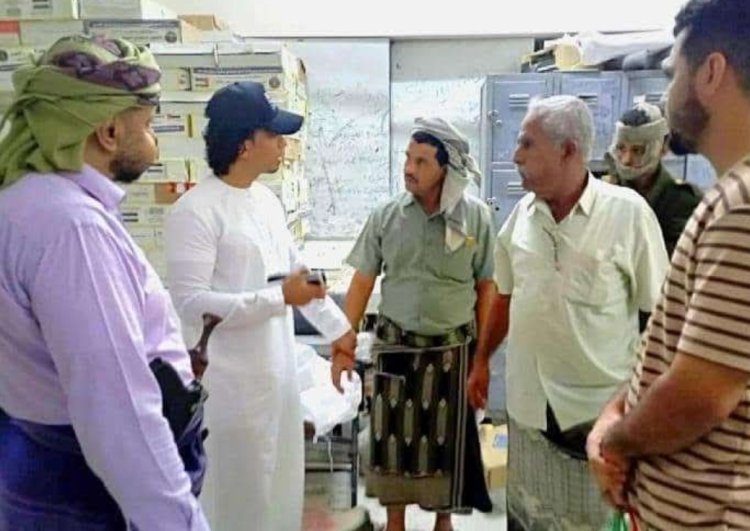 السقاف يتفقد سير عملية توزيع السلال الغذائية على أسر الشهداء والمحتاجين في خور مكسر