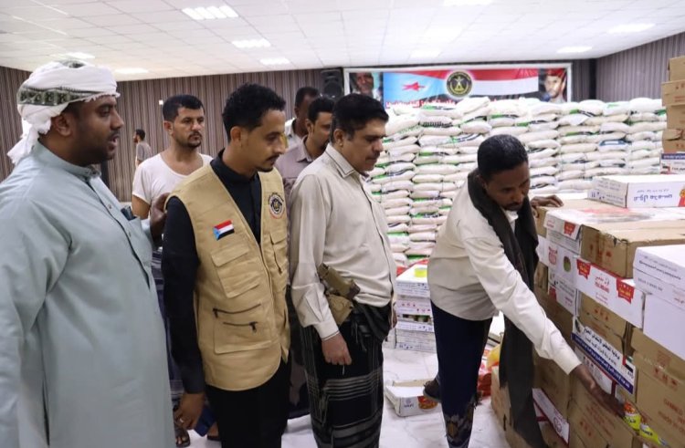 بتوجيهات الرئيس الزُبيدي.. انتقالي حضرموت يدشن توزيع السلال الغذائية على أسر الشهداء والمحتاجين بالمحافظة