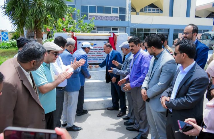 وزير النقل ورئيس الهيئة العامة للطيران يضعان حجر الاساس لمشروع مبنى الهيئة العامة للطيران المدني