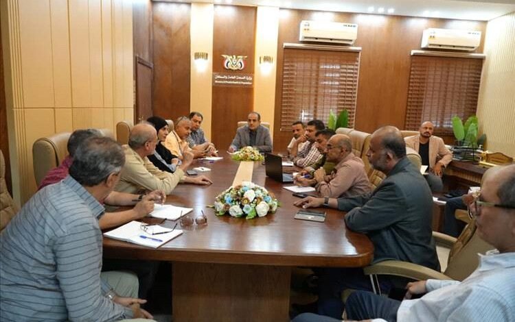 وزير الصحة يرأس اجتماع للجنة العليا للطوارئ الصحية في عدن