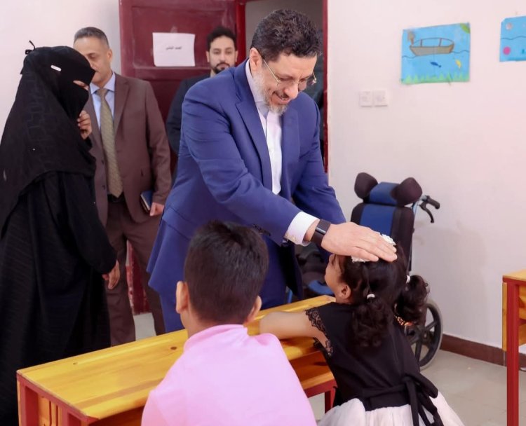 رئيس الوزراء يزور مؤسسة الحق في الحياة ويوجه بتوفير عدد من المتطلبات اللازمة لتوسيع الخدمات المقدمة لأطفال الشلل الدماغي