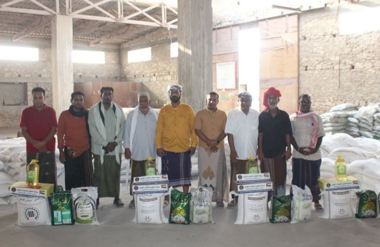 انتقالي الشحر يدشن توزيع السلال الغذائية على أسر الشهداء والمحتاجين بالمديرية