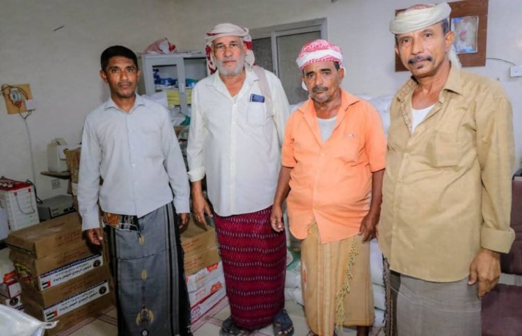 انتقالي غيل باوزير يدشن توزيع السلال الغذائية على أسر الشهداء بالمديرية