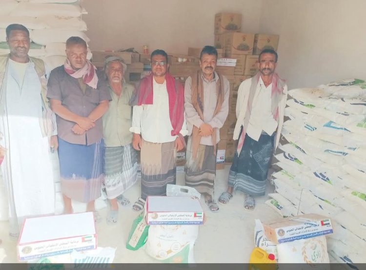 انتقالي الضليعة يدشن توزيع السلال الغذائية على أُسر الشهداء والمحتاجين بالمديرية