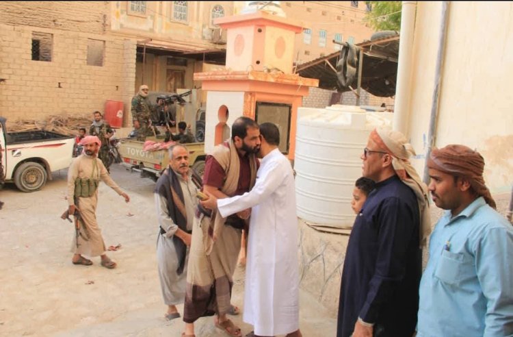 مدير أمن حضرموت الوادي والصحراء يقدم واجب العزاء في وفاة العقيد القاضي محمد عاشور عمرون