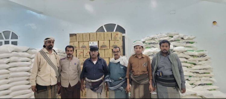 انتقالي عتق يدشن توزيع السلل الغذائية على أسر الشهداء والمحتاجين بالمديرية