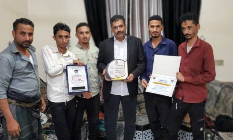 العميد الركن عبدالعزيز الهدف يكرم فريق الفقيد صالح الصايدي لتحقيقه إنجازين ثقافيين متميزين