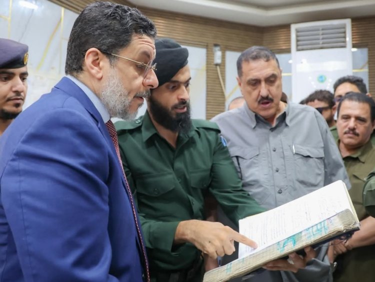 رئيس الوزراء يطلع على سير العمل في أمن عدن ويؤكد على أولوية الملف الأمني