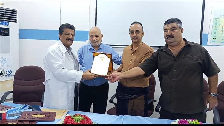 مدير عام صحة عدن يكرم الكادر الطبي المشارك في المخيم الرمضاني لمديريتي التواهي والمعلا