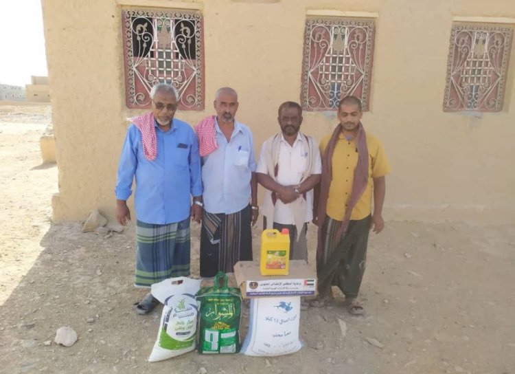 انتقالي غيل بن يمين يدشن توزيع السلال الغذائية على أسر الشهداء والأشد فقرًا بالمديرية