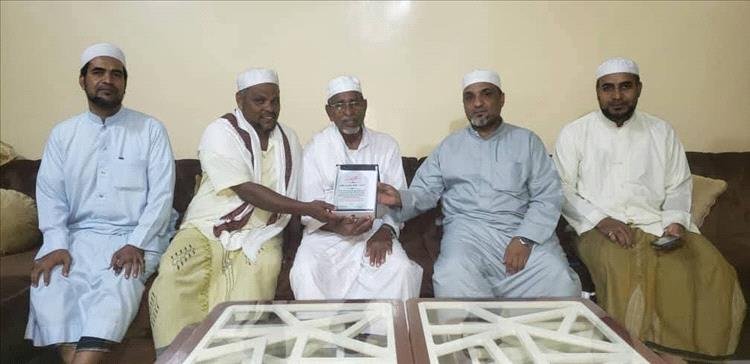 مكتب أوقاف وإرشاد ساحل حضرموت يكرم عدد من قدامى أئمة المساجد بمدينة الشحر