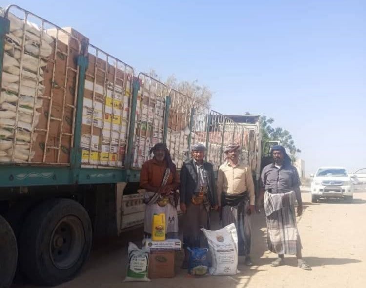 انتقالي مرخة يدشن توزيع السلال الغذائية على أسر الشهداء والمحتاجين بالمديرية