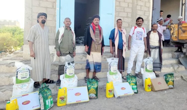 انتقالي نصاب يدشن توزيع السلال الغذائية على أسر الشهداء والمحتاجين بالمديرية