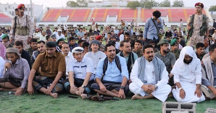 رئيس تنفيذية انتقالي لحج يؤدي صلاة العيد مع جموع المصلين ويزور النقاط الأمنية بالمحافظة