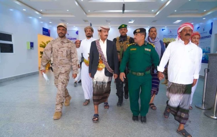 رئيس تنفيذية انتقالي شبوة يؤدي صلاة العيد مع جموع المصلين ويتفقد المرضى بمستشفيات عتق