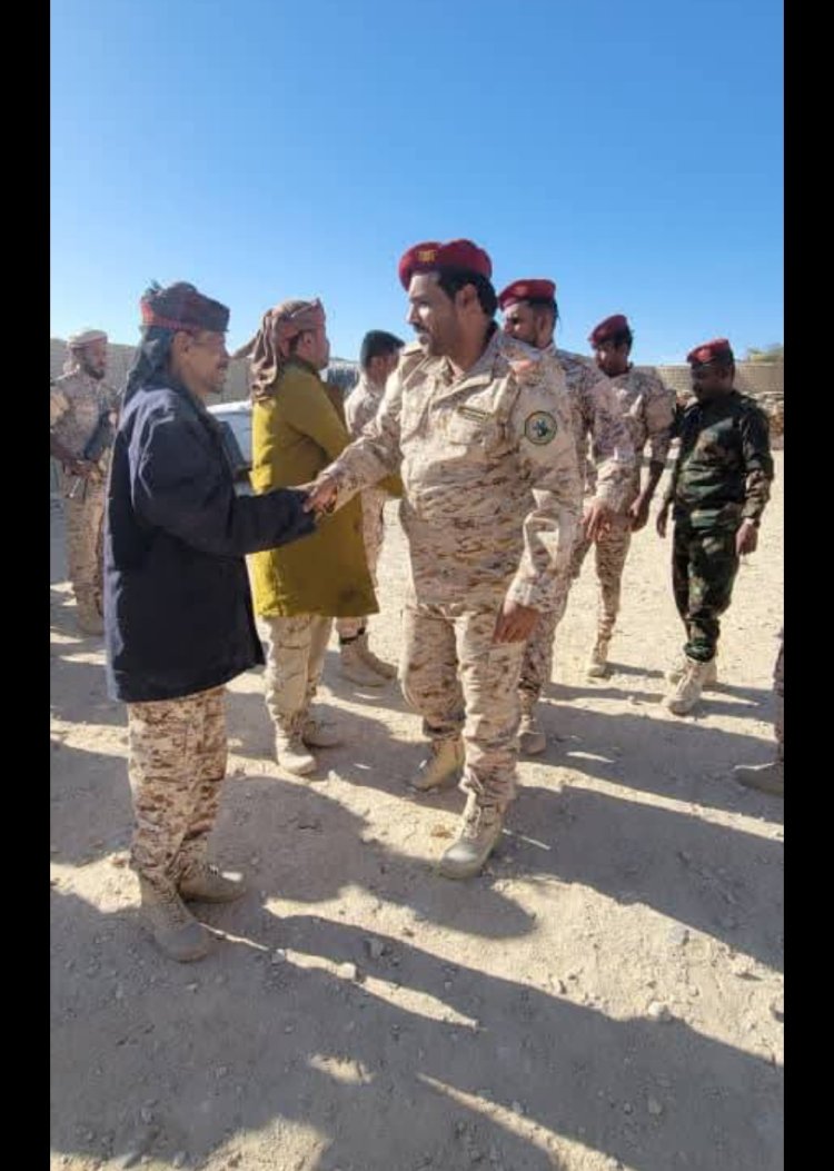 رئيس عمليات لواء حضرموت يقوم بزيارة عيدية للمواقع العسكرية الخارجية