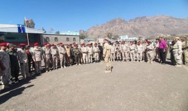 وفد عسكري رفيع يتفقد جبهة الضالع في زيارة عيدية ويقدم واجب العزاء لأسرة الفقيد البتول