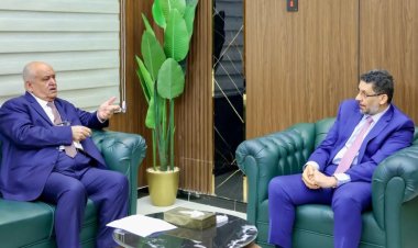 رئيس الوزراء يطلع على خلال زيارته وزارة الخدمة المدنية على مستوى الانضباط الوظيفي ومراقبة سير الدوام