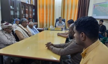 مدير عام مديرية غيل باوزير يعقد اجتماعاً لمعايدة الموظفين ويحثّ على الانضباط الوظيفي